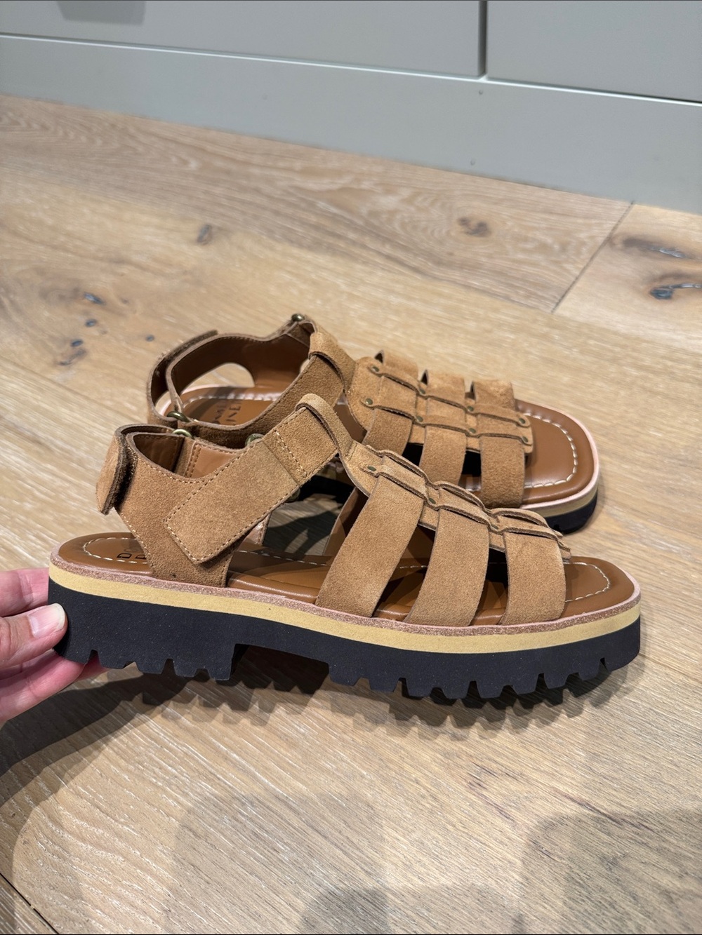 New Donald Pliner women’s Tan Suede Lug sole fisherman Sandals size 7.5
